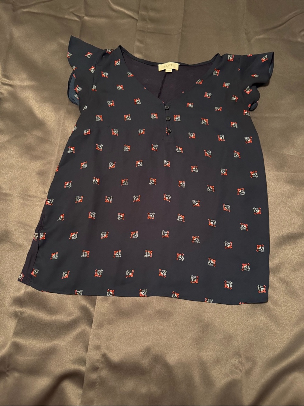 LOFT Outlet Navy Blue Flutter Sleeve Blouse Floral Geo Print V-Neck Top -Size Mp - Picture 3 of 8